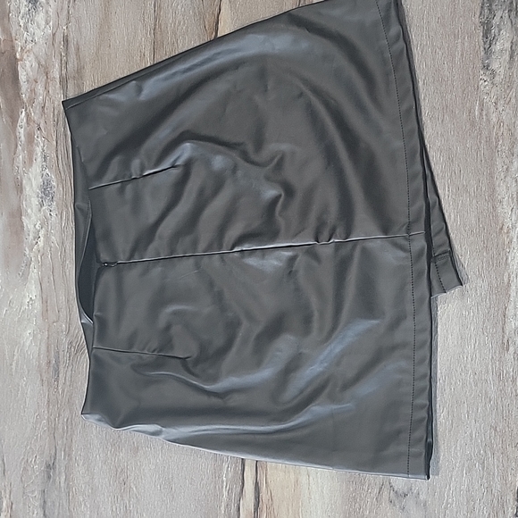 Size large pleather skirt - Picture 3 of 3